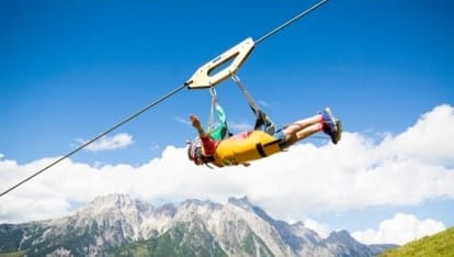 Person fliegt durch Berggegend mit der Flying Foxx Anlage in Leogang