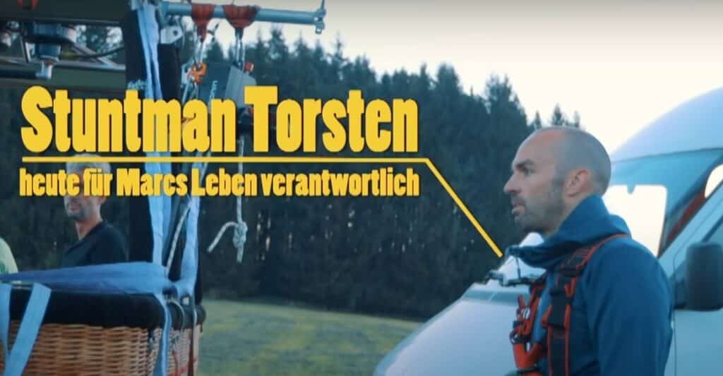 Stuntman und Sicherheitsbeauftragter Torsten von bungee.de führt den ersten Bungee Sprung aus einem heißluftballon in Deutschland durch