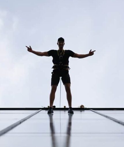 Mann läuft Kinowand beim House Running zur Premiere von Mission Impossible runter