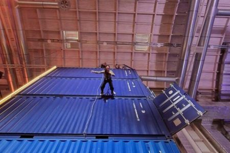 Person macht House Running an Container-Wänden auf der Photopia Messe in Hamburg